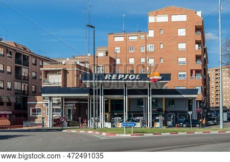 Talavera De La Reina, Spain - December 19, 2021: Repsol Gas Station In Talavera De La Reina, Toledo 