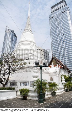 Bangkok, Thailand- 17 Feb, 2023: Wat Pathum Wanaram Temple Is Located Between The Two Shopping Malls