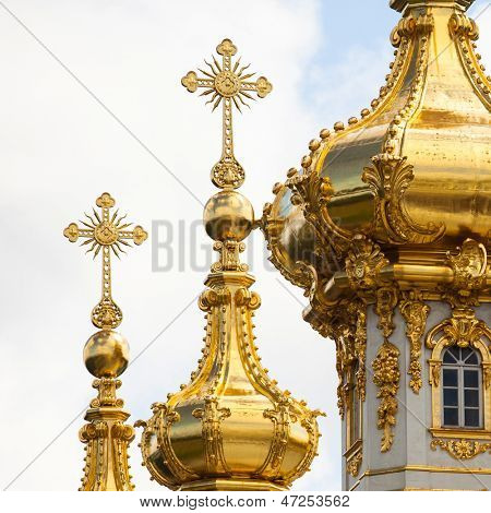 Крупным планом Золотой купол в летнем саду, Петергоф, Россия