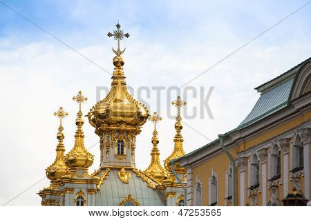 Золотой купол в летнем саду, Петергоф, Россия