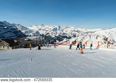 Eigergletscher, Canton Bern, Switzerland, February 11, 2023 Many People On Skis Are Driving Down The