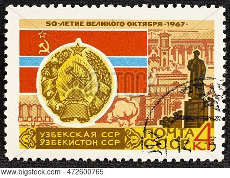 Ussr - Circa 1967: Post Stamp Printed In The Ussr Shows Coat Of Arms, Flag And Monument Uzbek Ssr, S