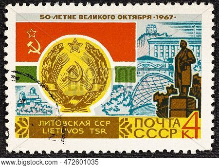 Ussr - Circa 1967: Post Stamp Printed In The Ussr Shows Coat Of Arms, Flag And Monument Lithuanian S