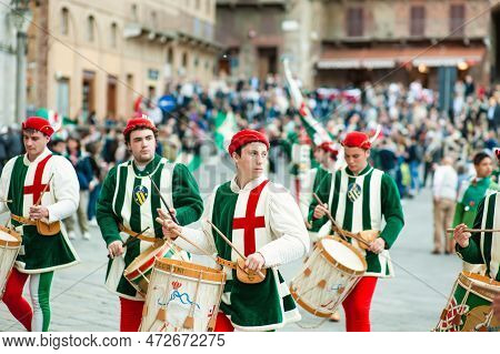 Siena, Italy - July 2013: The Noble Contrada Dell'oca On The Corteo Storico, A Historical Costume Pa