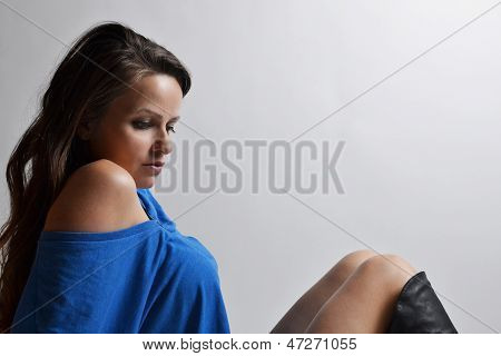 красивая девушка в студии