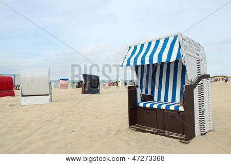 Beach Saksan wadden-saarelle tyypillinen raidallinen tuoli
