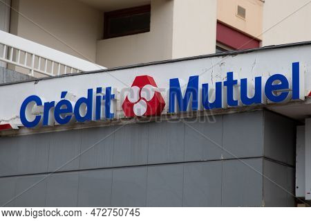 Bordeaux , Aquitaine  France - 03 10 2023 : Credit Mutuel Wall Facade Sign Text And Logo Brand On Ba