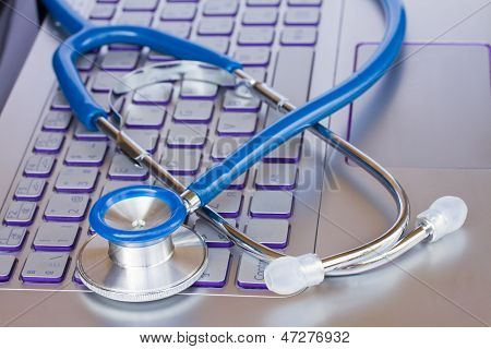 estetoscópio no teclado do computador portátil