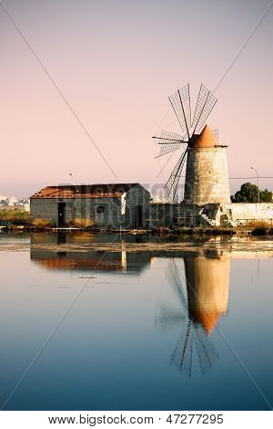 Vindmølle på saltsøerne i Trapani