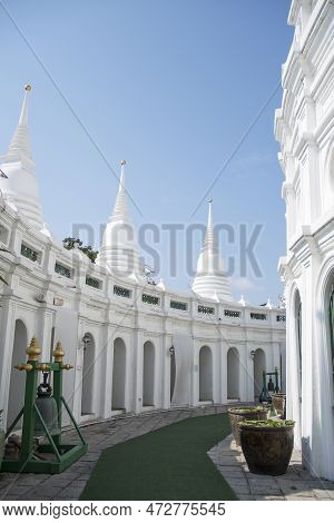 Bangkok, Thailand- 14 Feb, 2023: View Of Grand, Whitewashed Stupa In Wat Prayoon, Bangkok. It Sits O