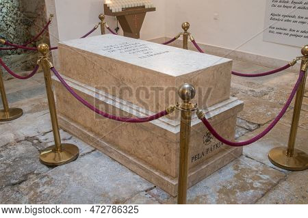 Lisbon, Portugal - December 4, 2022: Tomb With The Remains Of A Fallen Unknown Soldier In Lisbon.