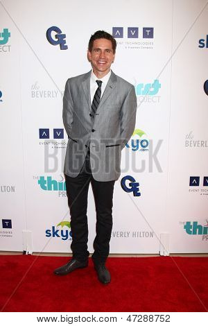 LOS ANGELES - JUN 25: Brian Dietzen 4 yıllık susuzluk galada Beverly Hilton sıcak gelir