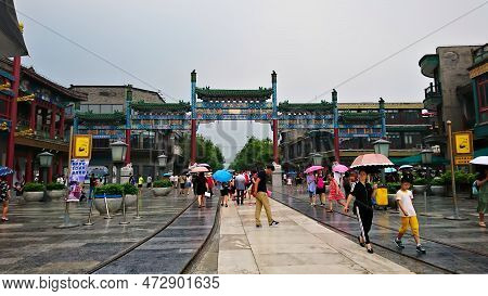 Qianmen Street, Beijing, China - Aug 11, 2018: A Colourful Chinese Arch Of Qianmen Street With Touri
