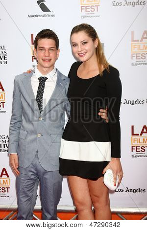 LOS ANGELES - 23.Jun: Liam James, Zoe Levin kommt bei 