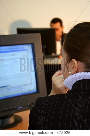 Imprenditrice & imprenditore - lavorando al Pc