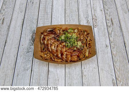 Tallarines Salteados Con Verduras Y Acompañados De Racion De Pato Frito Fileteado Con Salsa De Soja