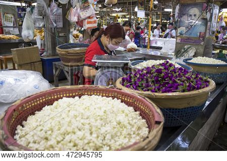 Bangkok, Thailand- 14 Feb, 2023: People Sell Flowers At The Flower Market Pak Klong Thalat In Bangko