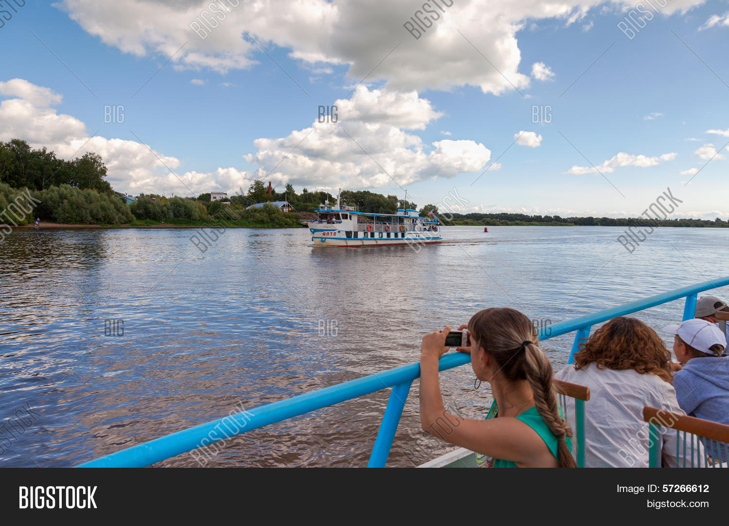 Набережная великий новгород. Берег реки волхов в великом новгороде. Прогулка по реке великий новгород. Прогулка по реке великий новгород. Псков прогулки по реке.