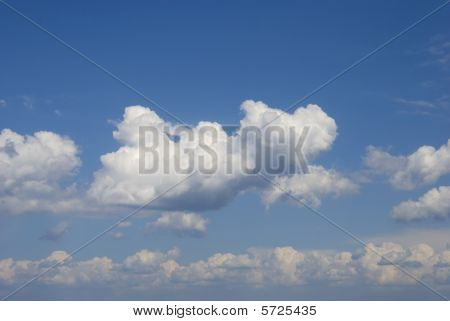 cielo blu con nuvole bianche