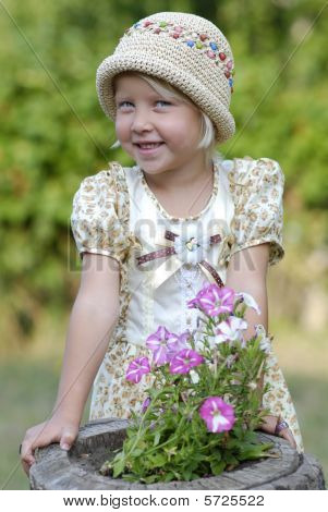 ragazza in abito e cappello