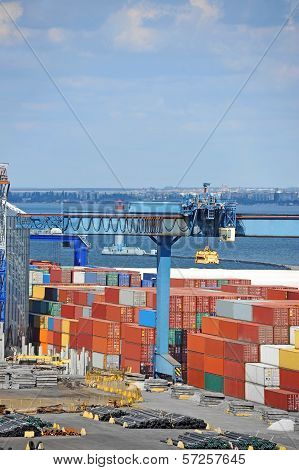 Cargo container, pipe and grain drayer in port