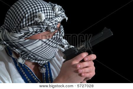 Uomo arabo con pistole