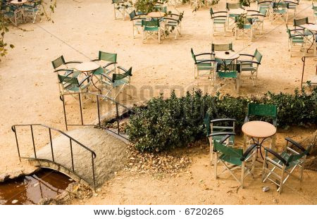 คาเฟ่ที่ถนนว่างเปล่าในเมืองภาษากรีก Nafplion ที่คาบสมุทรเพโลพอนนีส
