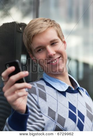 Giovane uomo con Cameraphone