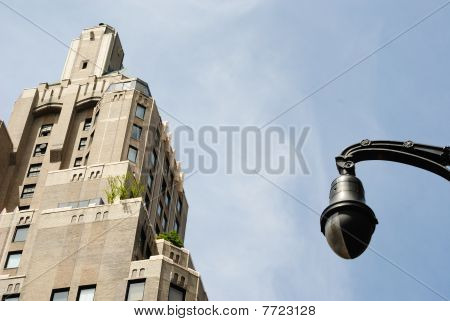 Pouliční lampy s budovou