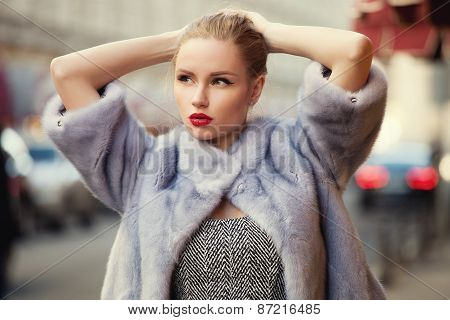 fashion woman with red lips walking in the city