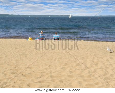 Zwei Kinder am Strand