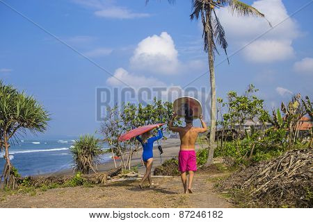 Surfers couple