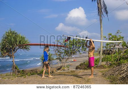 Surfers couple