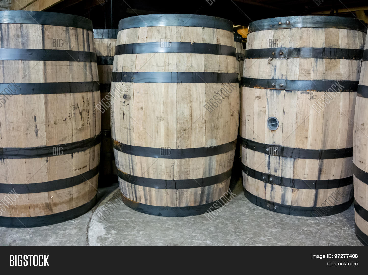 Бочки с виски. Выдержка виски в дубовых бочках. Бурбоновая бочка. Бочки с виски. Склад бочек виски.