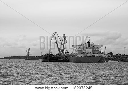 Maritime transportation industry. Ship transshipment of the port channel.