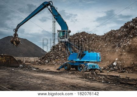 Maritime transportation industry. Scrap metal transshipment port.
