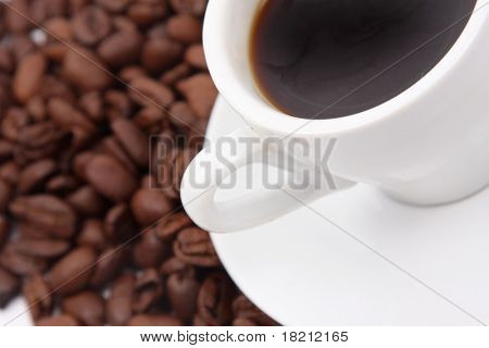 caffè tazza nero su sfondo bianco