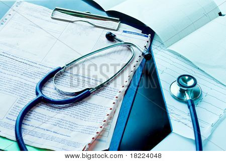 Et stetoskop på medicinsk anmodningsformularen
