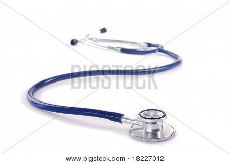 แพทย์ stethoscope บนพื้นหลังสีขาว