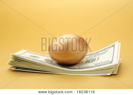 달러의 더미에 goled 계란