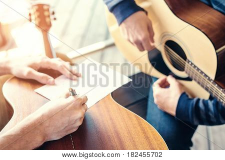 Masterclass learning to play the guitar outdoors. Musical education.