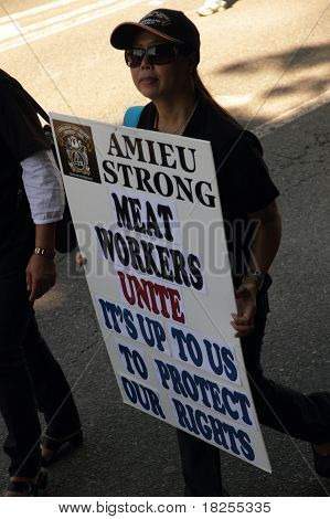 Brisbane, Australien - Mai 2: Tag der Arbeit Straße März protestieren Arbeitnehmer Rechte Frau hält Fleisch U