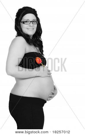 krásná těhotná žena v černé a bílé, stojící