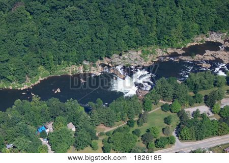 Vista aérea de la cascada