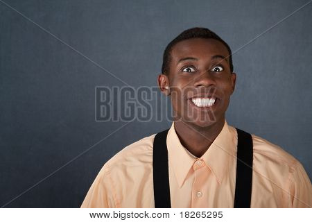 Jeune homme souriant