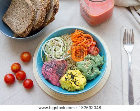 Hummus de diferentes sabores con quinoa y spaghettis de calabacín y zanahoria