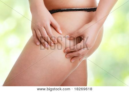 Cilt kapağı test için bacak pinching kadın