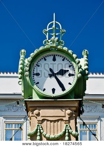 Art Nouveau reloj delante de cielo azul