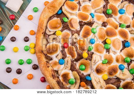 Pizza sweet with nuttely, bananas and to a marshmello
