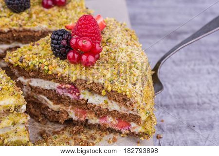 A gentle biscuit, pistachio cream on the basis of caramelized pistachios and cream cheese with fresh berries
